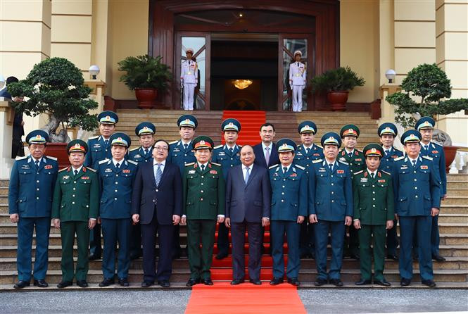 阮春福与代表们合影。（图片来源：越通社）