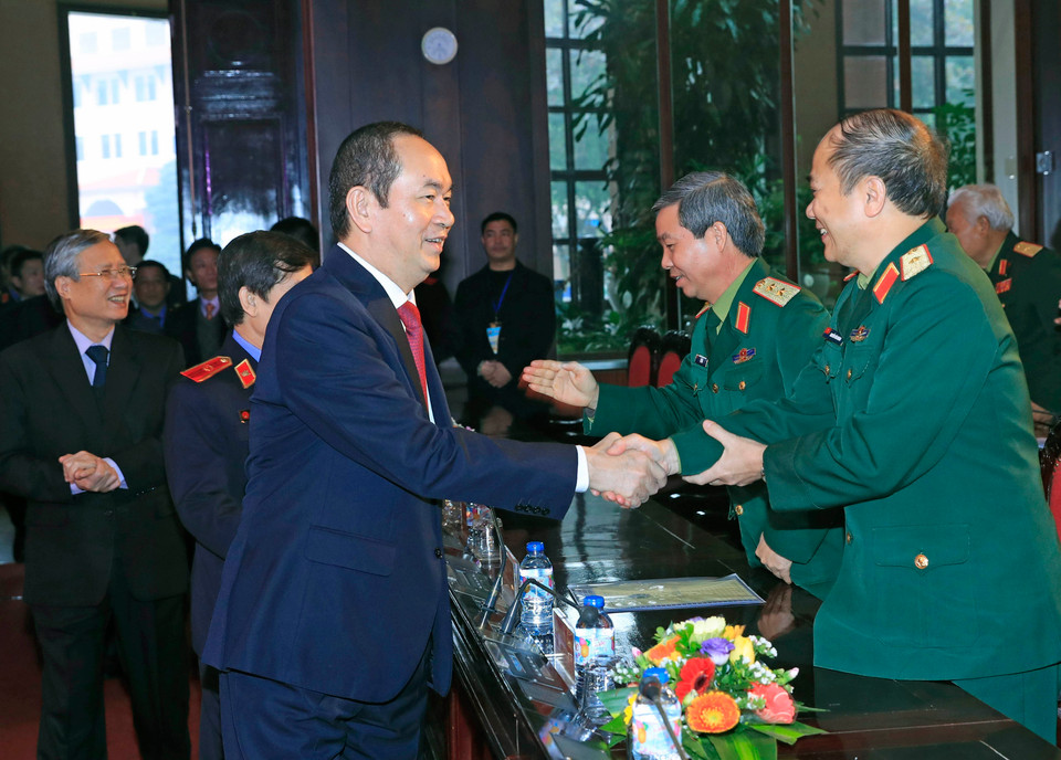 陈大光主席与各代表握手。越通社记者 颜创 摄