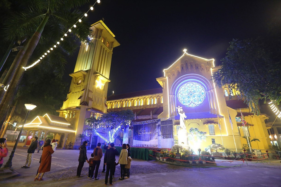 12月24日晚，河内市民热闹的走向河内各座教堂、娱乐场所欢度圣诞节。（图片来源：越通社）