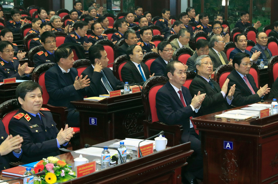 陈大光主席与各代表在会议上。越通社记者 颜创 摄