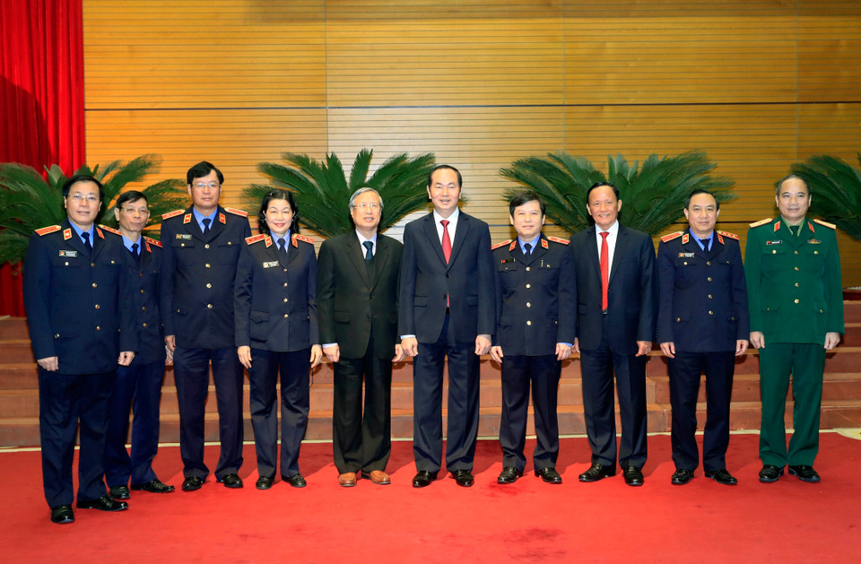 陈大光同与会代表合影。越通社记者 颜创 摄