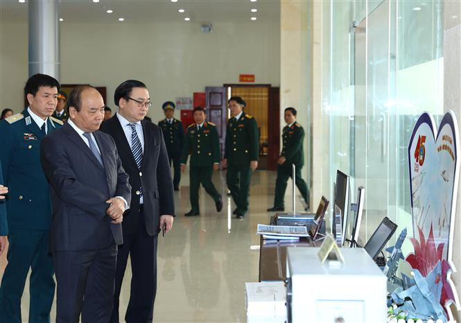 阮春福与代表们参观《2017年全军青年创新奖和2017年全国青年创意节》获奖作品。（图片来源：越通社）