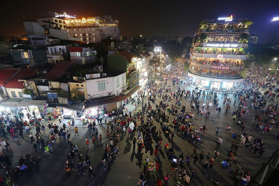 12月24日晚，河内市处处都洋溢着圣诞节气氛。（图片来源：越通社）