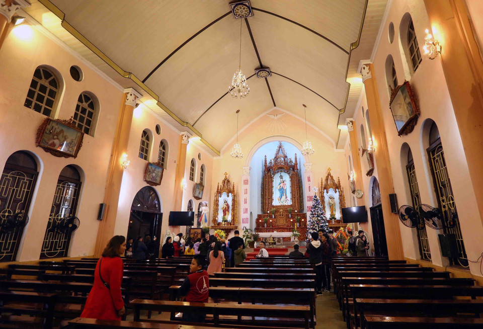 广宁省居民前往教堂度过温馨的圣诞夜（图片来源：越通社）