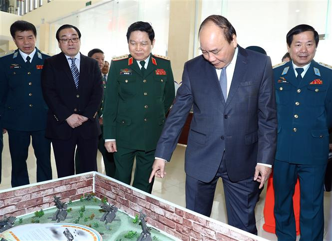 阮春福与代表们参观《2017年全军青年创新奖和2017年全国青年创意节》获奖作品。（图片来源：越通社）