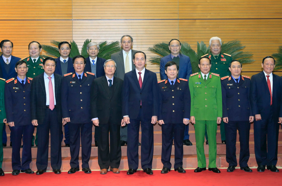 陈大光同与会代表合影。越通社记者 颜创 摄