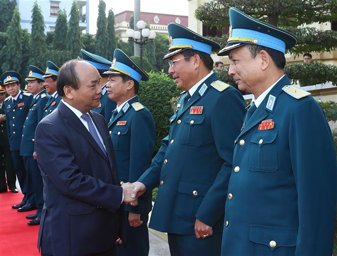 阮春福与防控空军军种干部战士们握手。（图片来源：越通社）