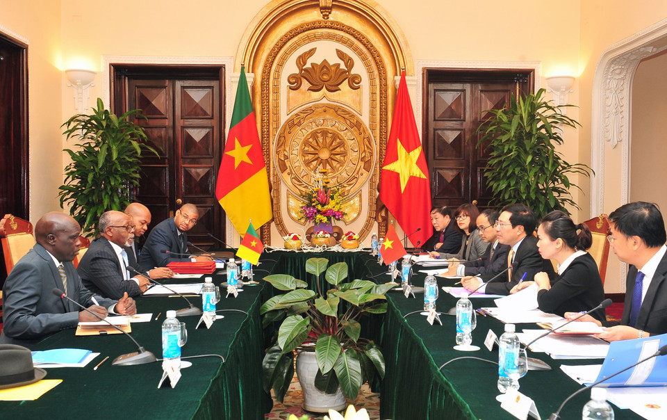 越南政府副总理兼外交部长范平明与喀麦隆对外关系部长姆贝拉•姆贝拉•勒热纳举行会谈。（越通社记者阮康 摄）