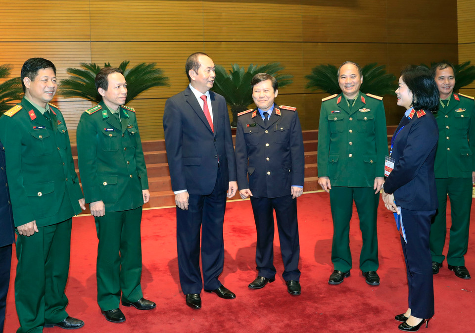 陈大光与各位代表交流。越通社记者 颜创 摄