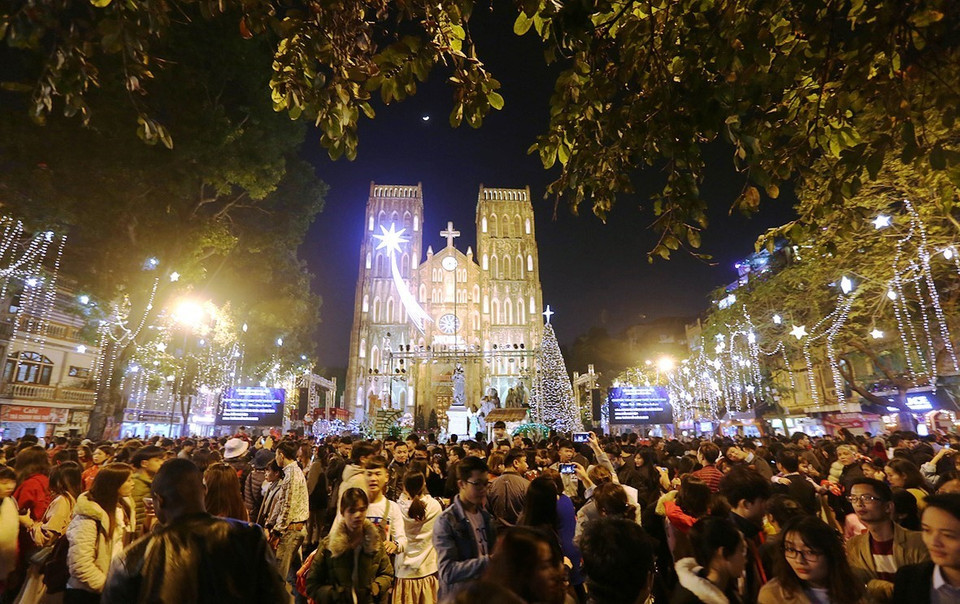 12月24日晚，河内市民热闹的走向河内各座教堂、娱乐场所欢度圣诞节。（图片来源：越通社）