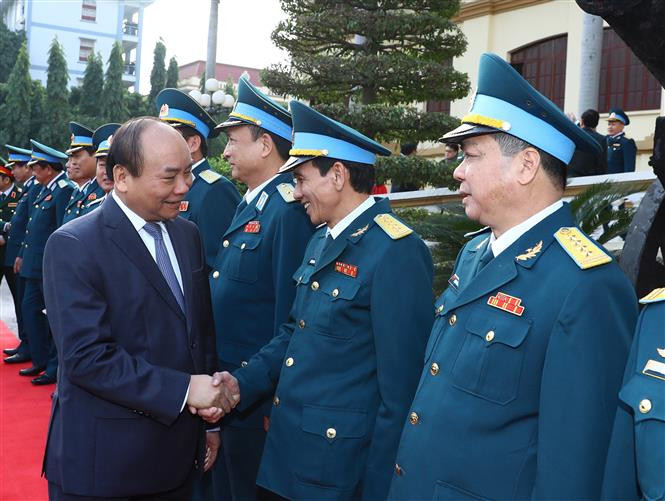 阮春福与防控空军军种干部战士们握手。（图片来源：越通社）