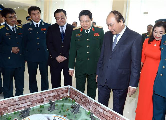 阮春福与代表们参观《2017年全军青年创新奖和2017年全国青年创意节》获奖作品。（图片来源：越通社）