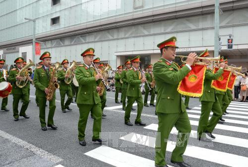 越南公安部机动警察司令部人民公安礼仪乐团亮相日本。（图片来源：越通社）