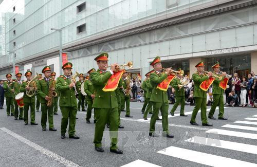 越南公安部机动警察司令部人民公安礼仪乐团亮相日本。（图片来源：越通社）