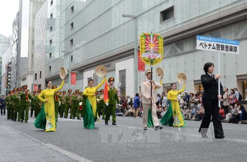 越南公安部机动警察司令部人民公安礼仪乐团亮相日本。（图片来源：越通社）