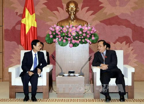  国会副主席黄玉山会见老挝国会常务委员会委员、国会文化社会委员会主任冯贴。（图片来源：越通社）