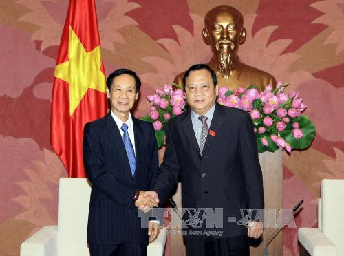 国会副主席黄玉山会见老挝国会常务委员会委员、国会文化社会委员会主任冯贴。（图片来源：越通社）