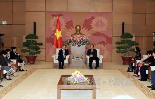  国会副主席黄玉山会见老挝国会常务委员会委员、国会文化社会委员会主任冯贴。（图片来源：越通社）