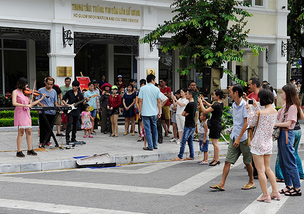 观众朋友在还剑湖文化信息中心观看古典音乐表演。（图片来源：越南《人民报》）