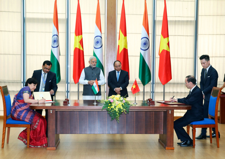 阮春福和莫迪见证两国关于为高质量信息技术培训事务建设信息基础设施协议的签字仪式。