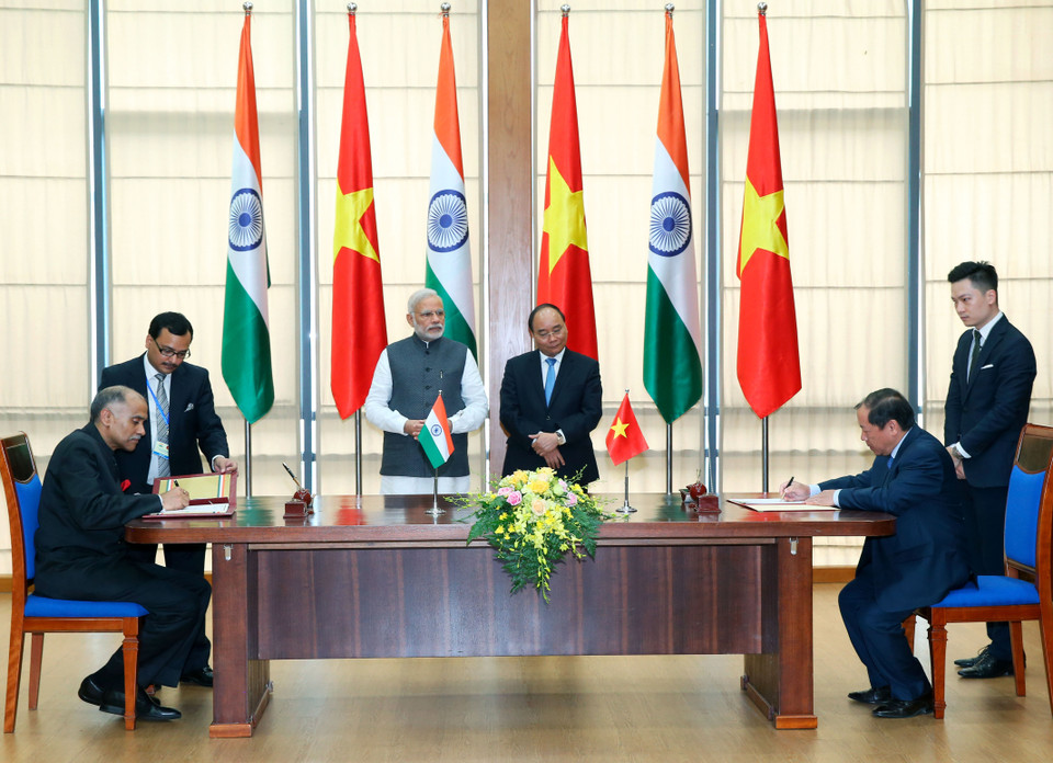 阮春福和莫迪见证两国关于网络安全合作备忘录签字仪式。