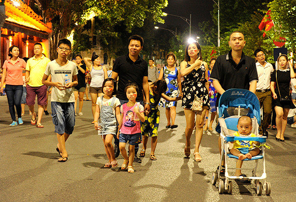 河内市居民在丁先皇路上轻松地散步。（图片来源：越南《人民报》）