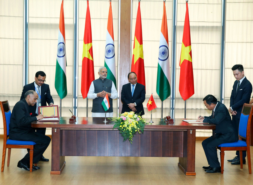 阮春福和莫迪见证越南标准质量总局与印度标准局关于承认质量标准备忘录签字仪式。