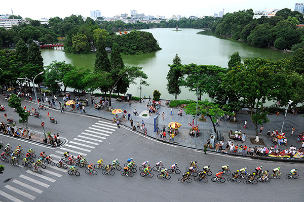 河内市居民观看9月2日上午在还剑湖畔进行的自行车赛。（图片来源：越南《人民报》）
