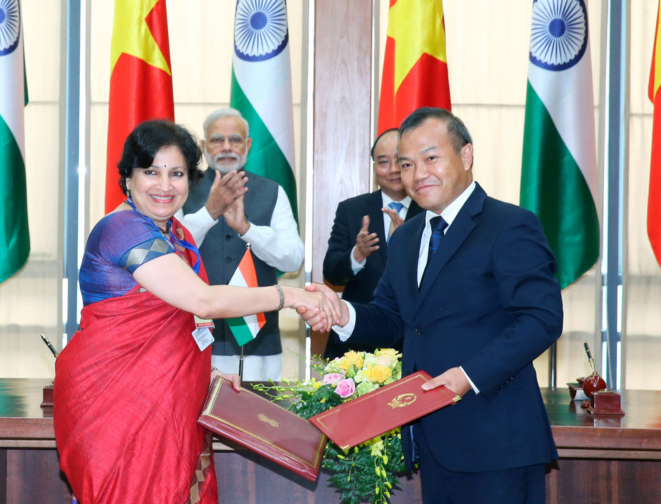 阮春福和莫迪见证越南外交部与印度外交部关于举办2017年友谊年议定书签字仪式。