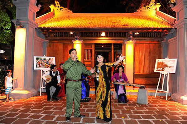 一个文艺节目在还剑湖畔表演。（图片来源：越南《人民报》）