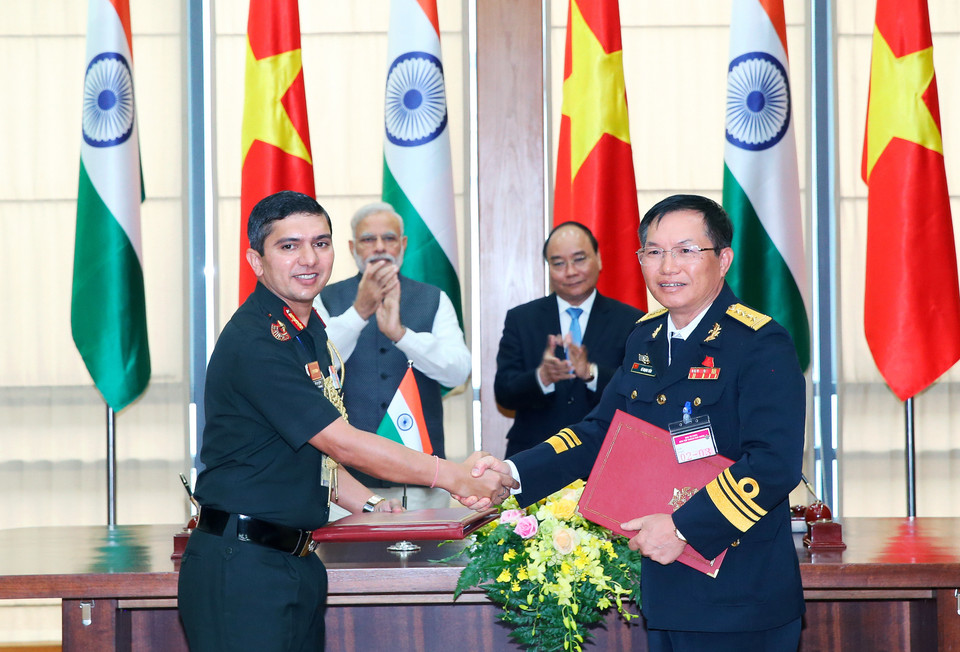 阮春福和莫迪见证越南人民海军和印度海军关于分享航海信息的技术合作协议签字仪式。