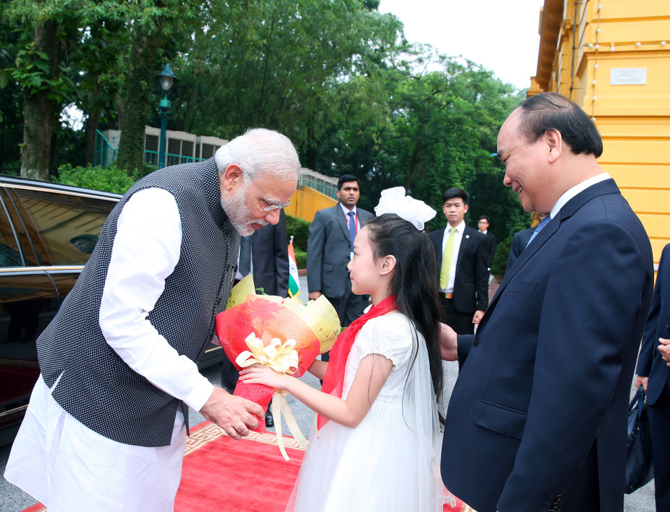  越南儿童向莫迪赠送鲜花。