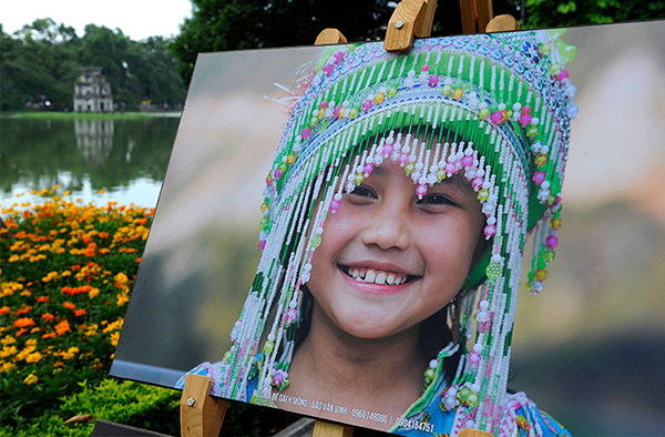 还剑湖畔的笑容。（图片来源：越南《人民报》）