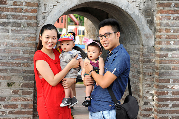 喜迎国庆节的全家福。（图片来源：越南《人民报》）