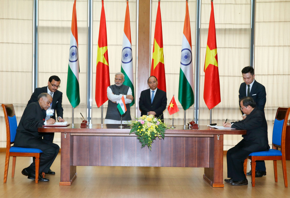 阮春福和莫迪见证两国关于避免双重征税协定修订议定书签字仪式。