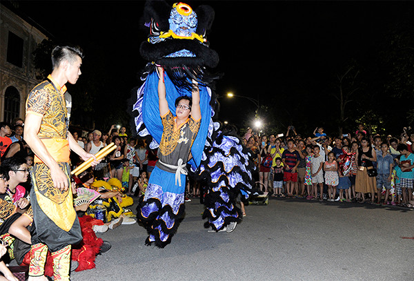 舞狮、舞龙节目。（图片来源：越南《人民报》）
