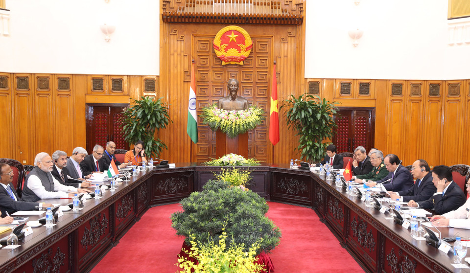  阮春福和莫迪举行会谈。