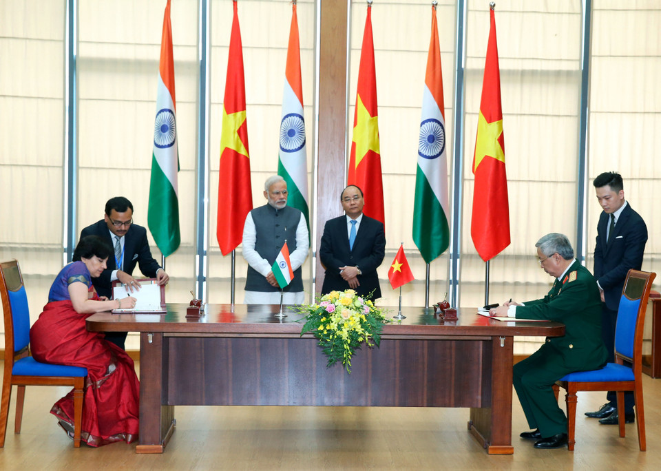 阮春福和莫迪见证两国国防部关于联合国维和行动问题的签字仪式。