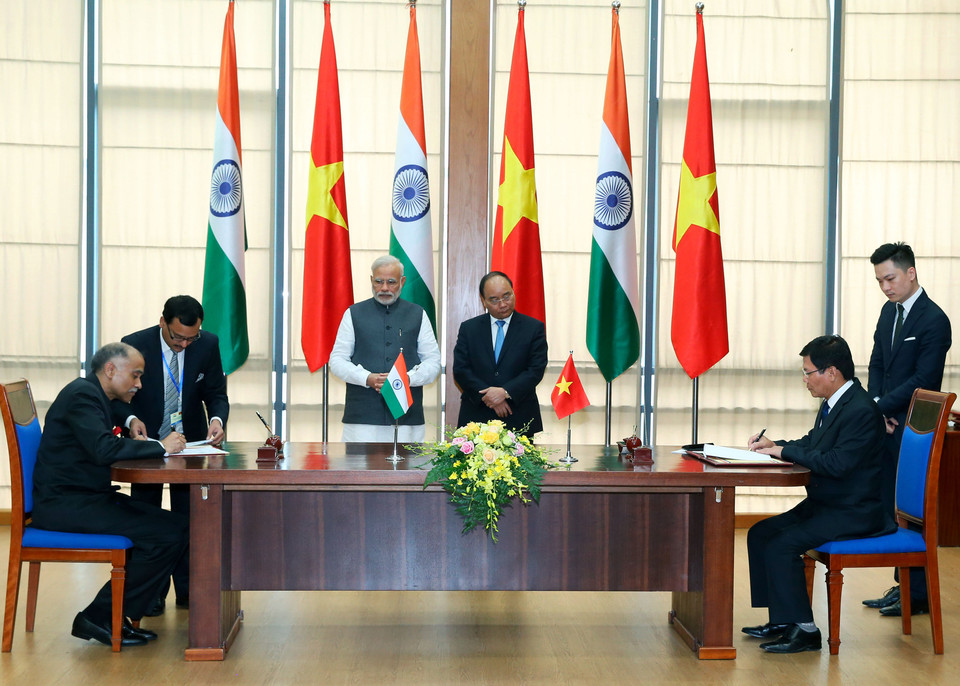 阮春福和莫迪见证越南社会科学院与印度理事会关于国际事务合作备忘录签字仪式。