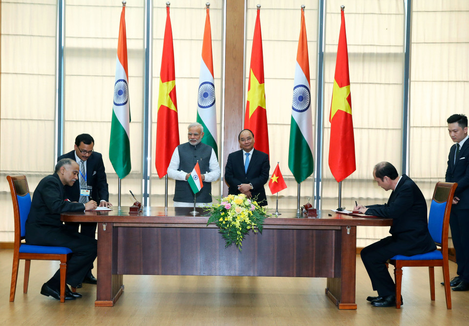 阮春福和莫迪见证两国卫生部关于卫生合作备忘录签字仪式。