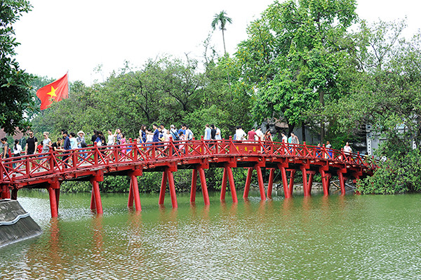 在凉爽的天气中，很多人参观玉山祠和栖旭桥。（图片来源：越南《人民报》）