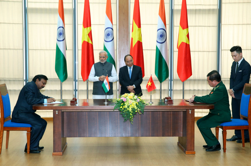 阮春福和莫迪见证越南边防部队与印度拉森特博洛国际有限公司（Larsen&amp;Toubro）关于在印度设计、新造船，并在越南移交；新造船技术转让合同签字仪式。