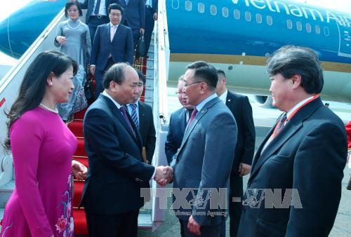 蒙古外长龙德格·普日布苏伦和蒙古一些高级官员来到成吉思汗国际机场迎接阮春福总理一行。