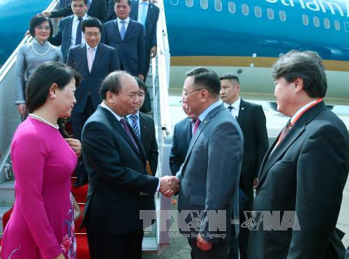 蒙古外长龙德格·普日布苏伦和蒙古一些高级官员来到成吉思汗国际机场迎接阮春福总理一行。