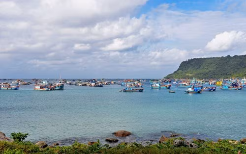 土珠岛距富国县东阳镇110公里，距坚江省迪石市220公里。这是出海捕捞渔船的理想中转站。（图片来源：《人民军队报网》）