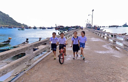 土珠岛乡的未来主人。（图片来源：《人民军队报网》）