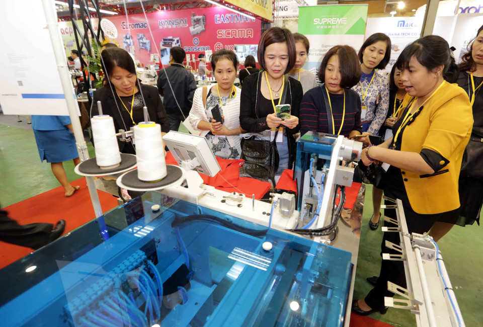 越南国际纺织面料及服装辅料展览会展出的产品。（图片来源：越通社）