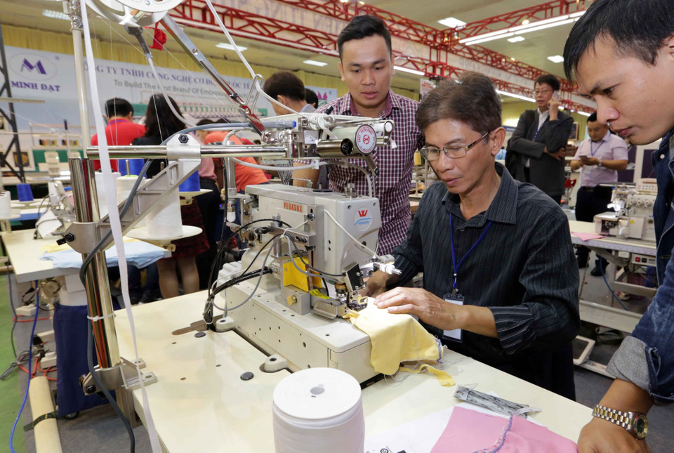 越南国际纺织面料及服装辅料展览会展出的产品。（图片来源：越通社）