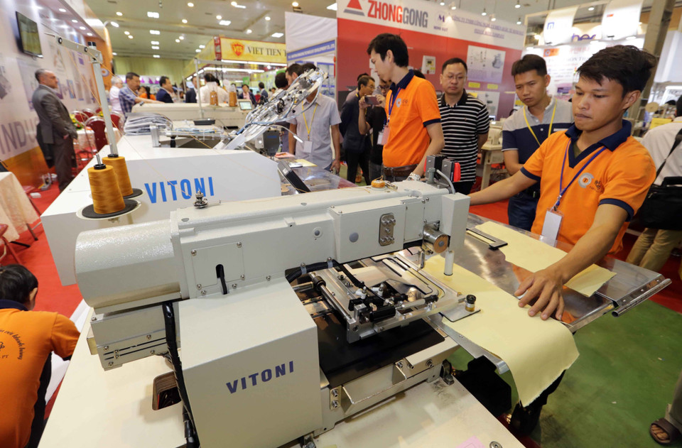 越南国际纺织面料及服装辅料展览会展出的产品。（图片来源：越通社）