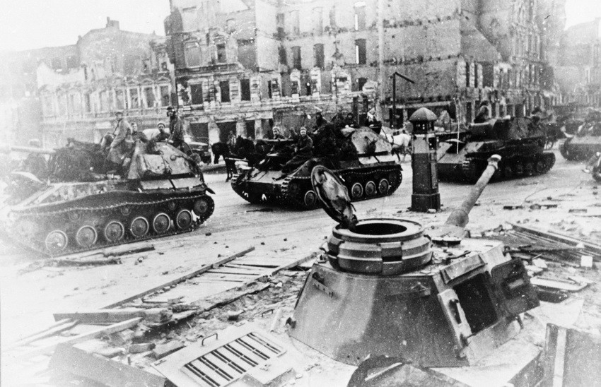 苏联红军坦克进入柏林。（越通社资料图）